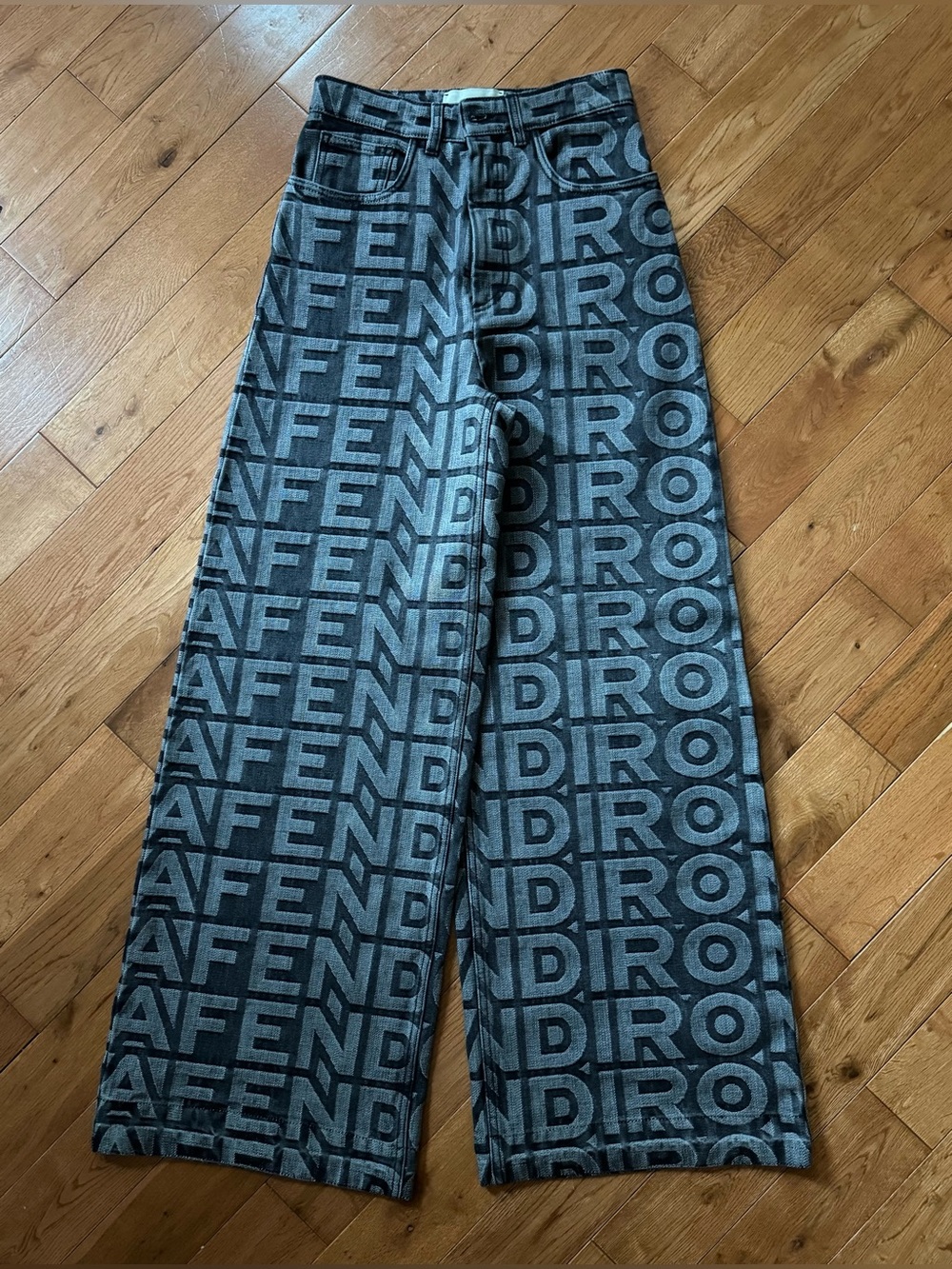 🔥FENDI x Marc Jacobs Collab Wide Leg Graphic Logo Jeans Size IT 38 Waist 26"🔥 - Picture 3 of 12